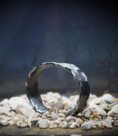 Bracelet jonc en argent 925/1000 patiné, pièce unique signèe Lovely Storm .