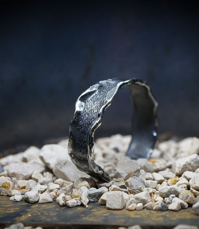 Bracelet jonc en argent 925/1000 patiné, pièce unique signèe Lovely Storm .
