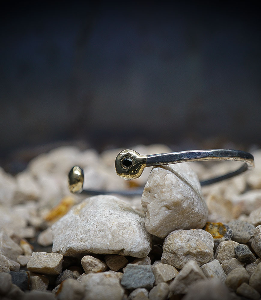 Bracelet jonc de créatrice en or argent et diamants.