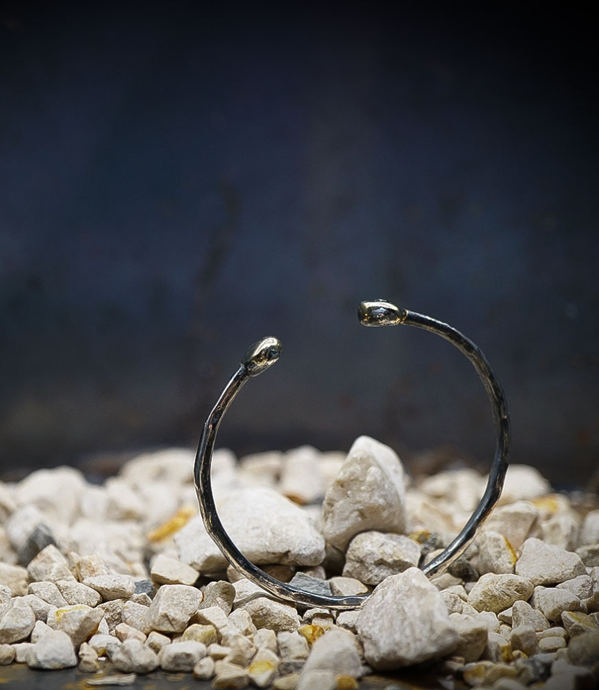 Bracelet jonc de créatrice en or argent et diamants.