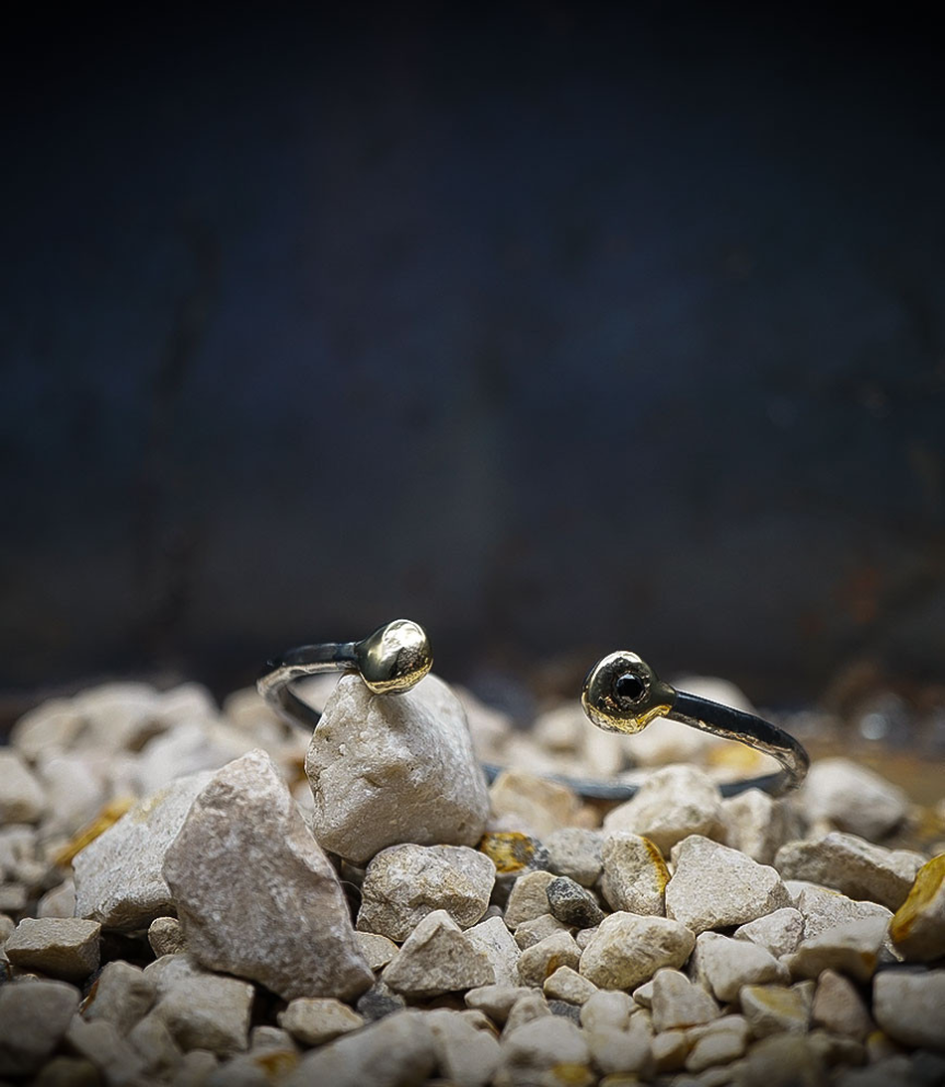 Bracelet jonc de créatrice en or argent et diamants.