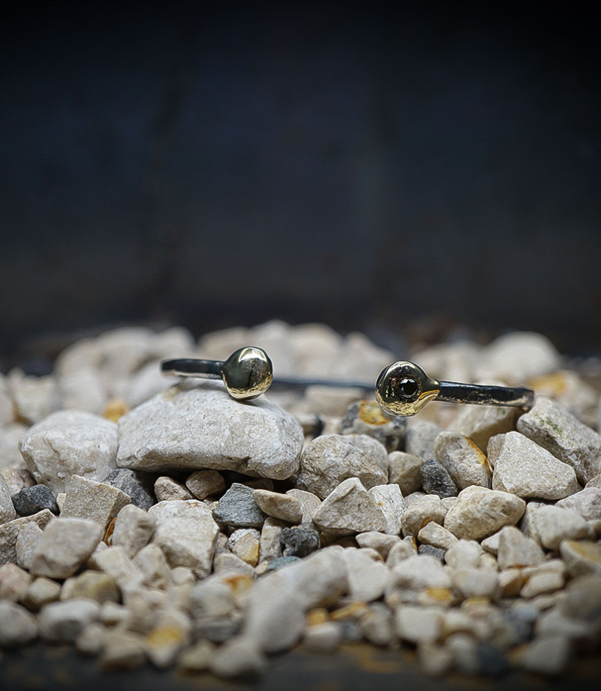 Bracelet jonc de créatrice en or argent et diamants.