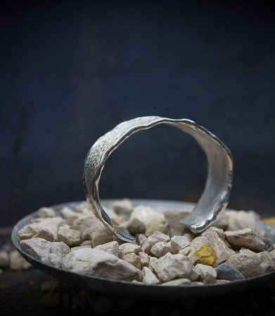 Bracelet plat martelet en argent massif.