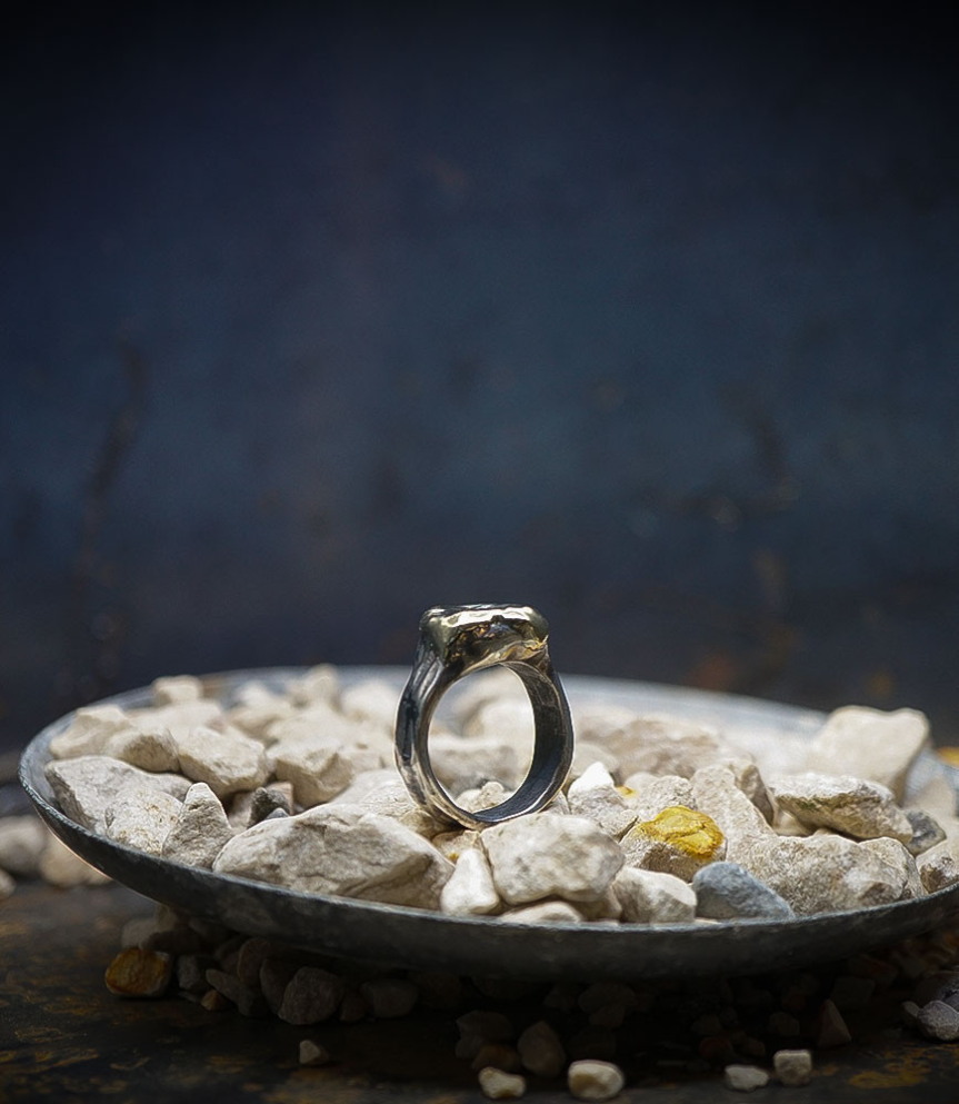 Bague de créatrice en or et argent.