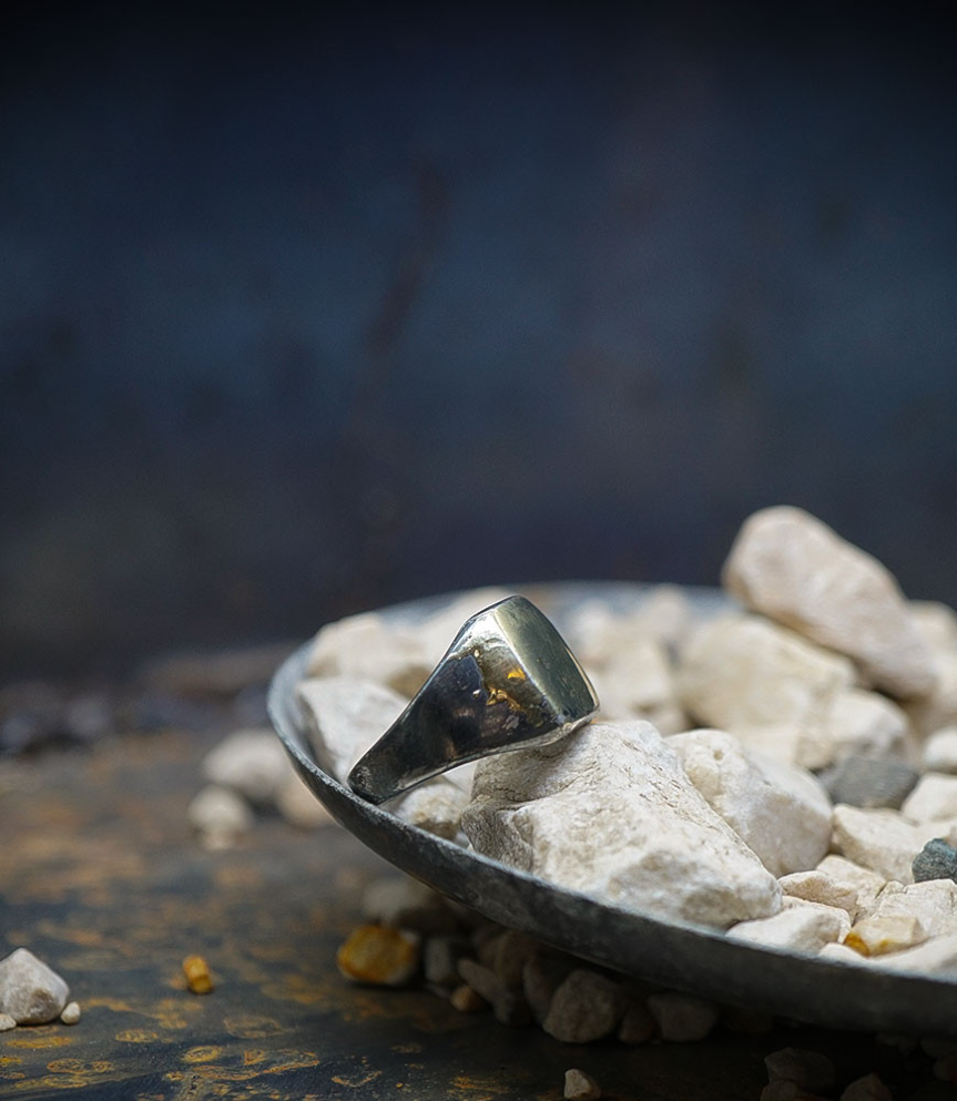 Bague de créatrice en or et argent.