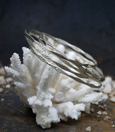 Bracelet jonc en argent massif.