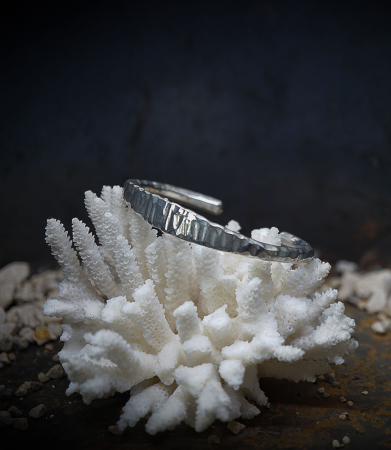 Bracelet en argent massif brut et martelet.