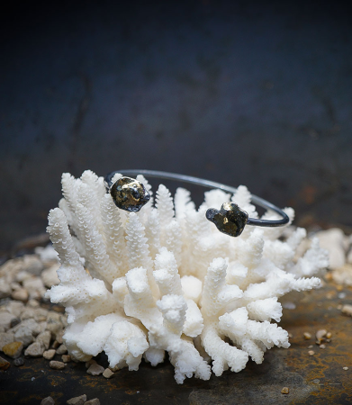 Bracelet jonc martelet en or et argent.