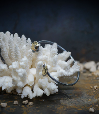 Bracelet jonc martelet en or et argent.