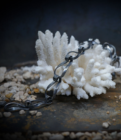 Bracelet en argent massif créé par Lovely Storm.