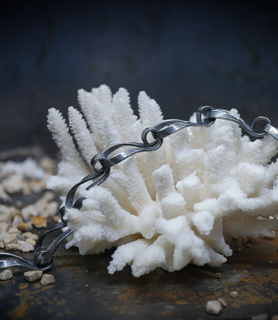 Bracelet en argent massif créé par Lovely Storm.