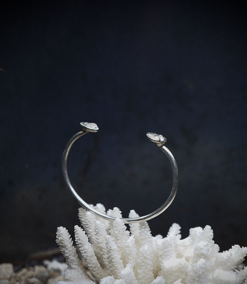 Bracelet en argent massif style esclave pièce unique Lovely Storm Collection.