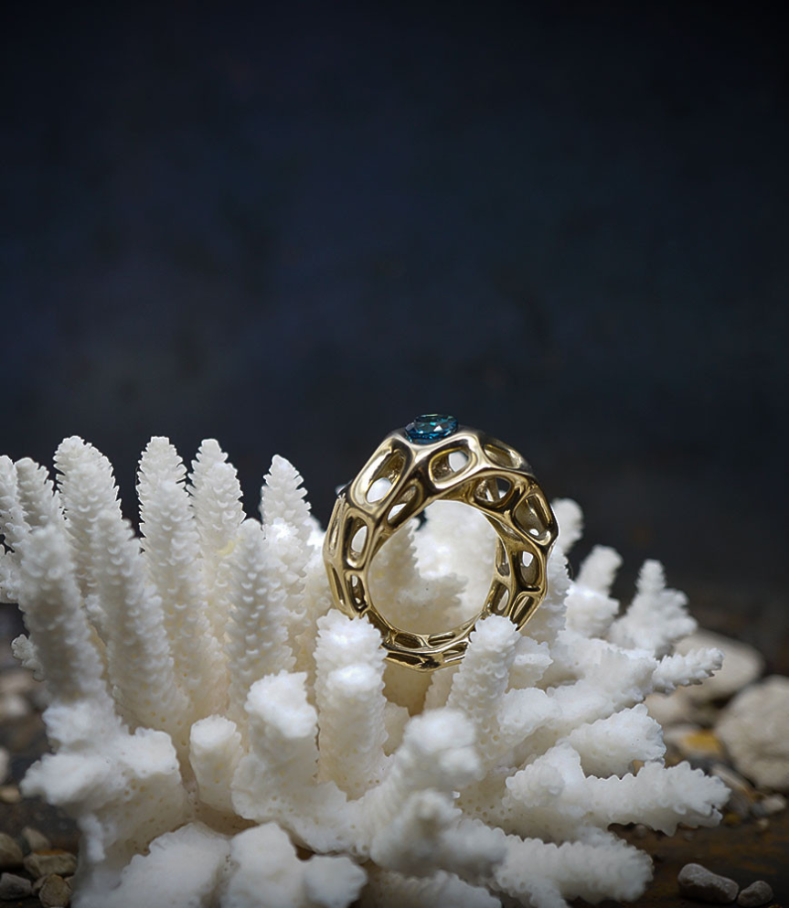 Bague or 750/1000 et Saphir disponible a la bijouterie Barrouyer.