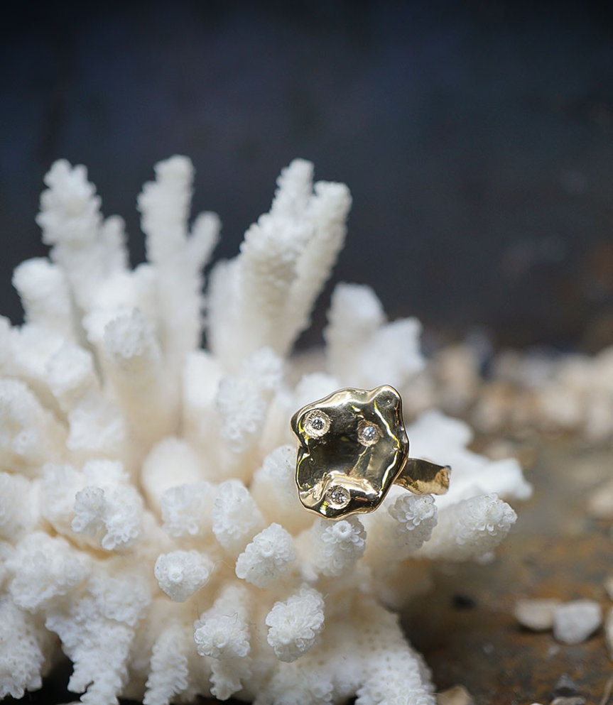 Bague en or 750/1000 martelet et diamant bijoux de créatrice.