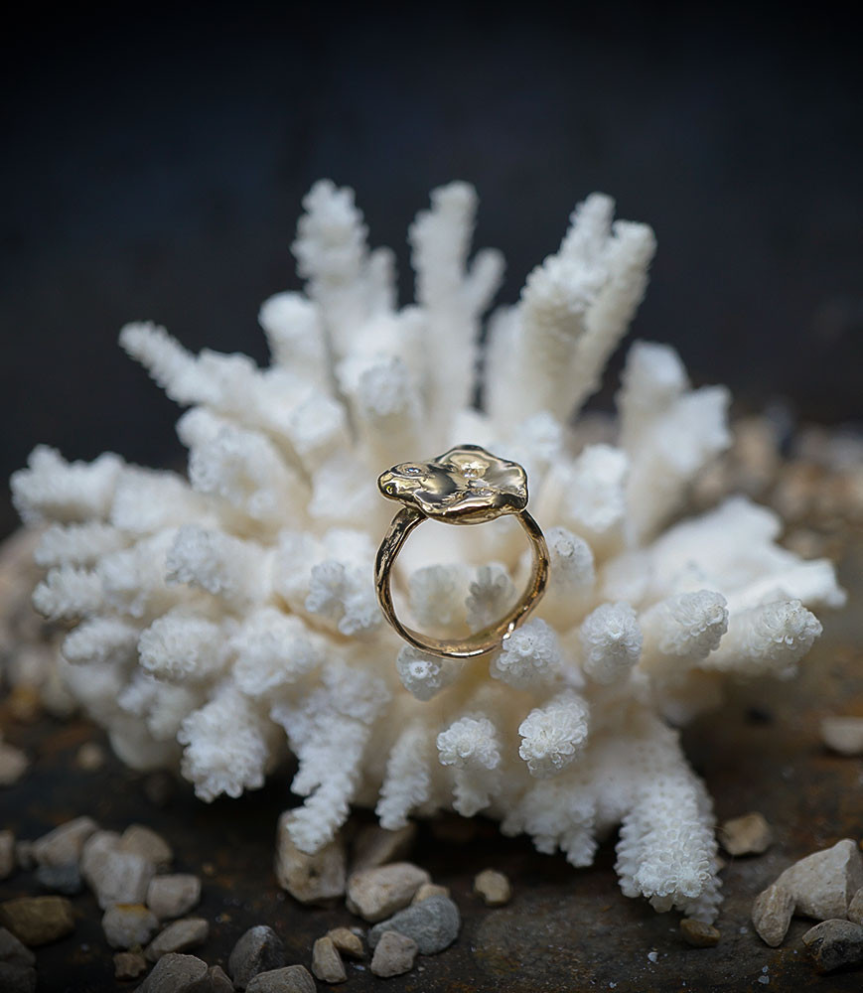 Bague en or 750/1000 martelet et diamant bijoux de créatrice.