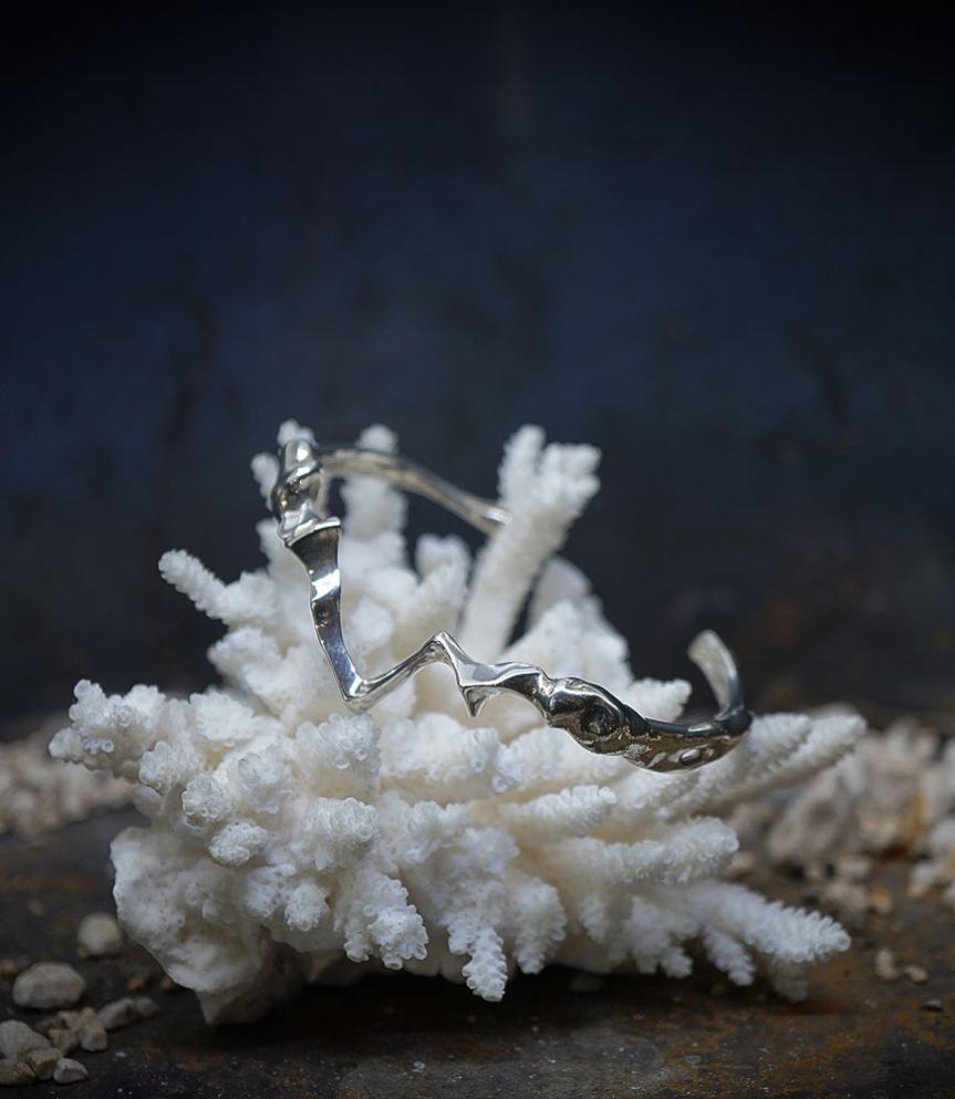 Ce bracelet jonc, en argent massif, évoque la beauté sauvage et intemporelle des paysages montagneux.