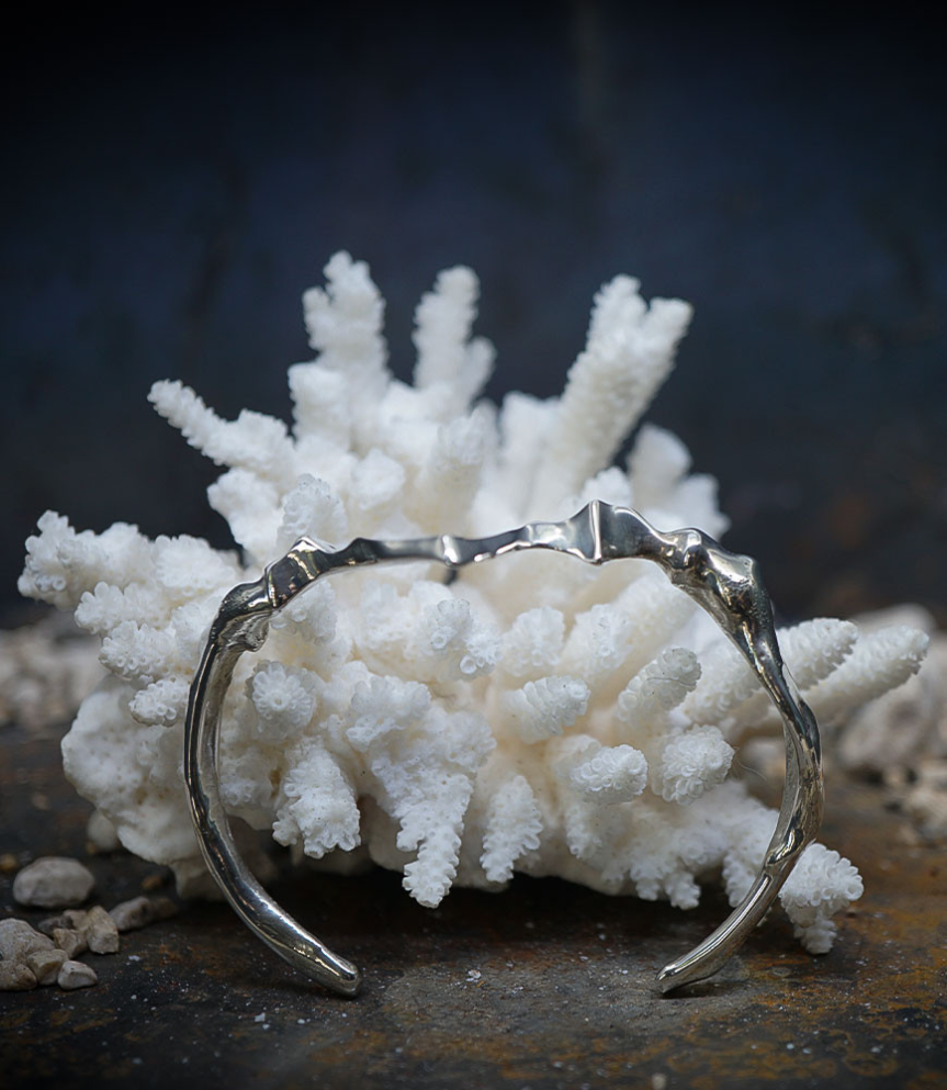 Ce bracelet jonc, en argent massif, évoque la beauté sauvage et intemporelle des paysages montagneux.