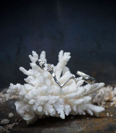 Ce bracelet jonc, en argent massif, évoque la beauté sauvage et intemporelle des paysages montagneux.