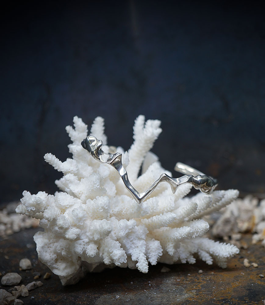 Ce bracelet jonc, en argent massif, évoque la beauté sauvage et intemporelle des paysages montagneux.