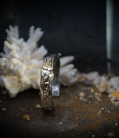 Bracelet jonc en or et argent martelet pièce unique signèe Lovely Storm .