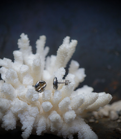 Boucles D'oreilles de créatrice en or et argent.