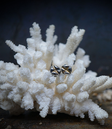 Boucles D'oreilles de créatrice en or et argent.