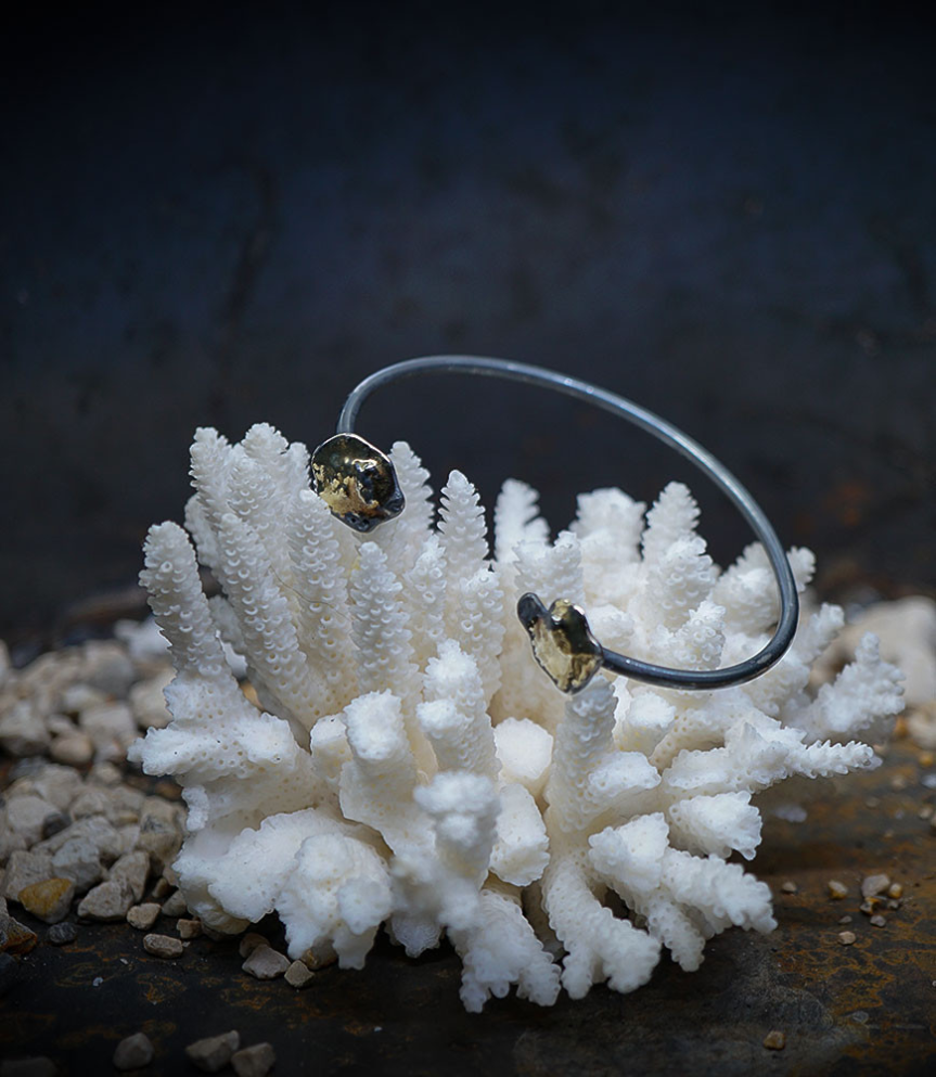 Bracelet jonc signè Lovely Storm pièce unique en or et argent .