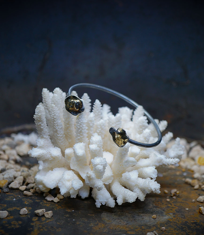 Bracelet jonc signè Lovely Storm pièce unique en or et argent .