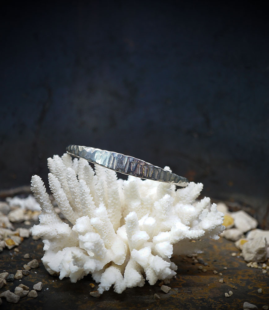 Bracelet jonc de créatrice martelet en argent massif.