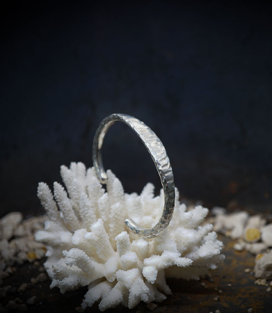 Bracelet jonc de créatrice martelet en argent massif.