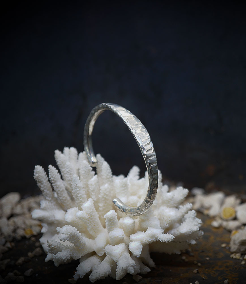 Bracelet jonc de créatrice martelet en argent massif.