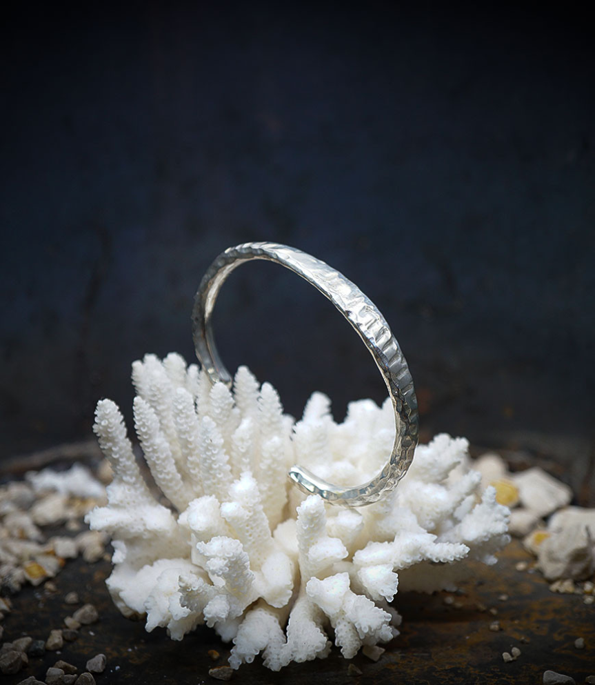 Bracelet jonc de créatrice martelet en argent massif.