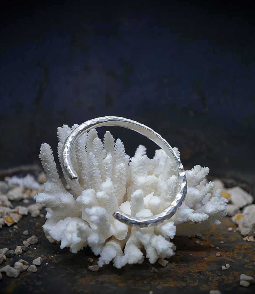 Bracelet jonc de créatrice martelet en argent massif.