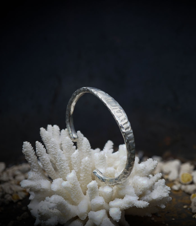 Bracelet jonc de créatrice martelet en argent massif.