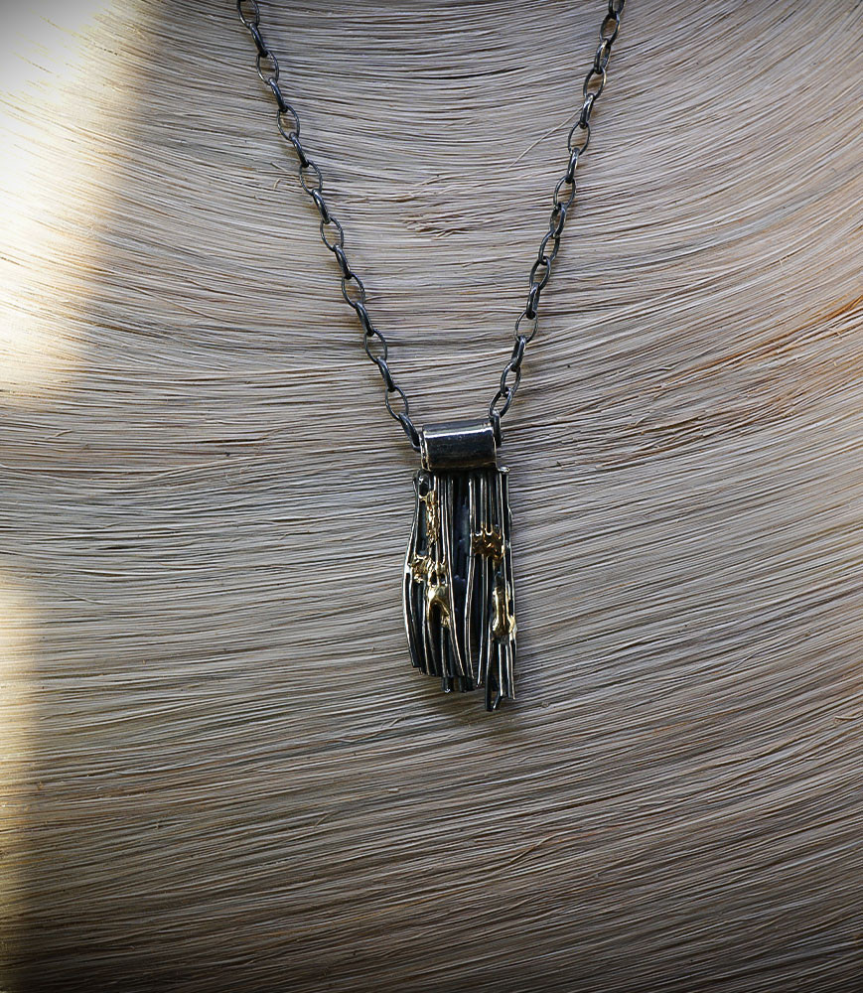 Pendentif brut en argent et or.