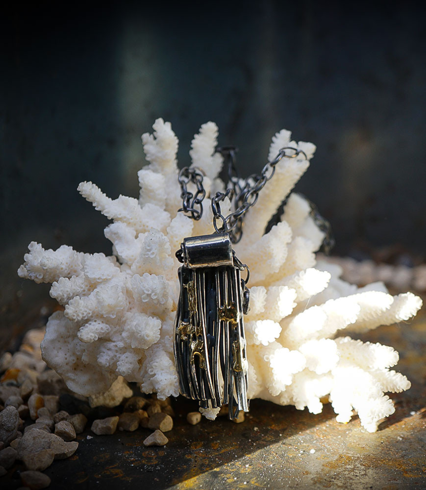 Pendentif brut en argent et or.