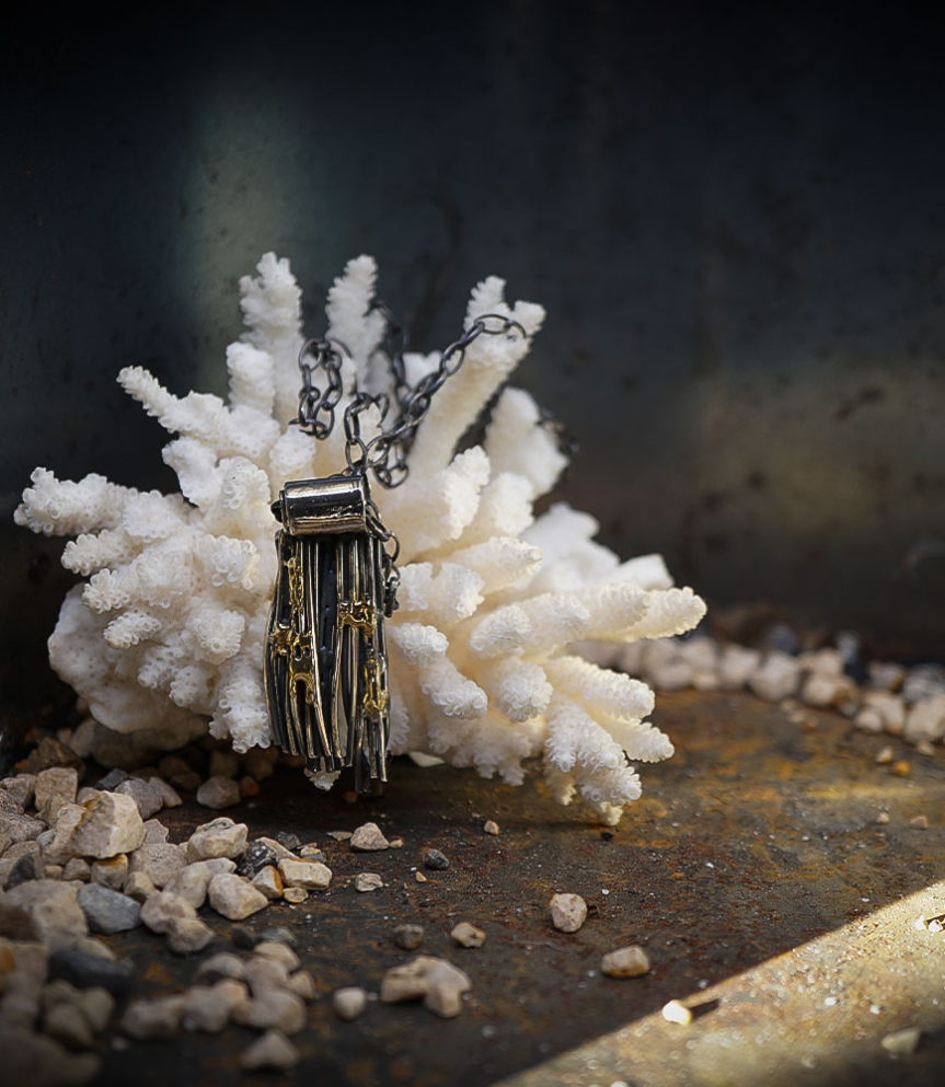 Pendentif brut en argent et or.