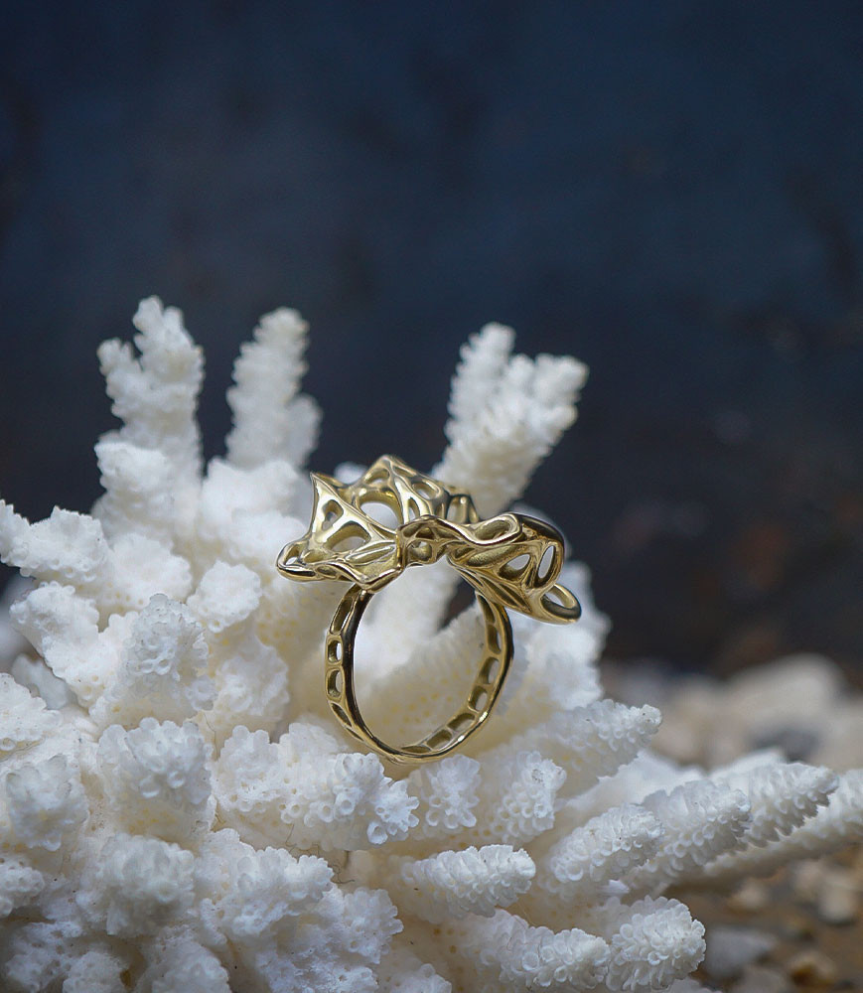 Bague de créatrice en or pièce unique signé Lovely Storm.