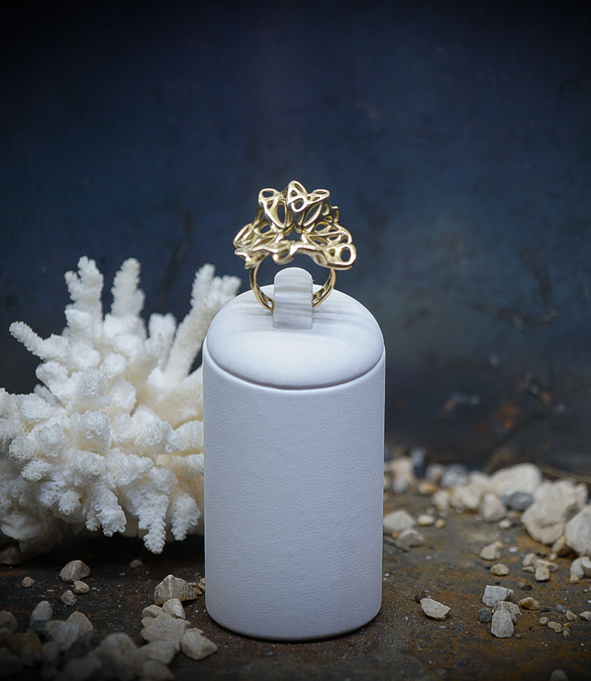 Bague de créatrice en or pièce unique signé Lovely Storm.