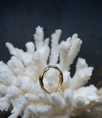 Anneau en or 750/1000 piéce unique créé a la bijouterie Barrouyer.