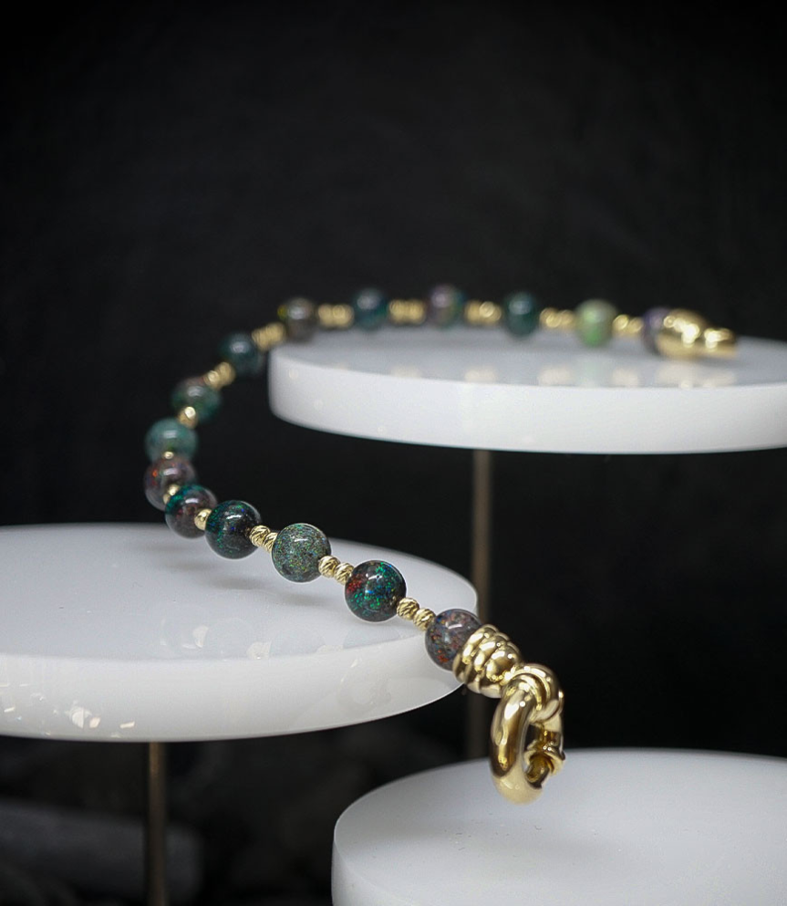 Bracelet Opale en Or 18 KT piéce unique céé dans mon atelier.