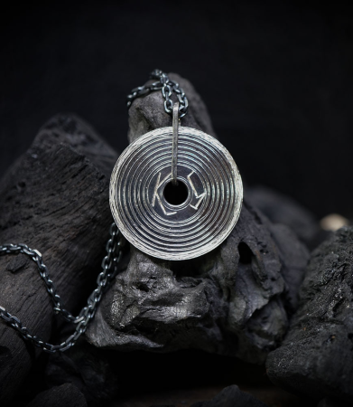 Pendentif vinyle minutieusement façonné en argent massif.