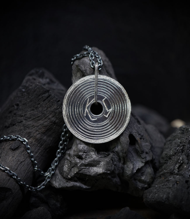 Pendentif vinyle minutieusement façonné en argent massif.