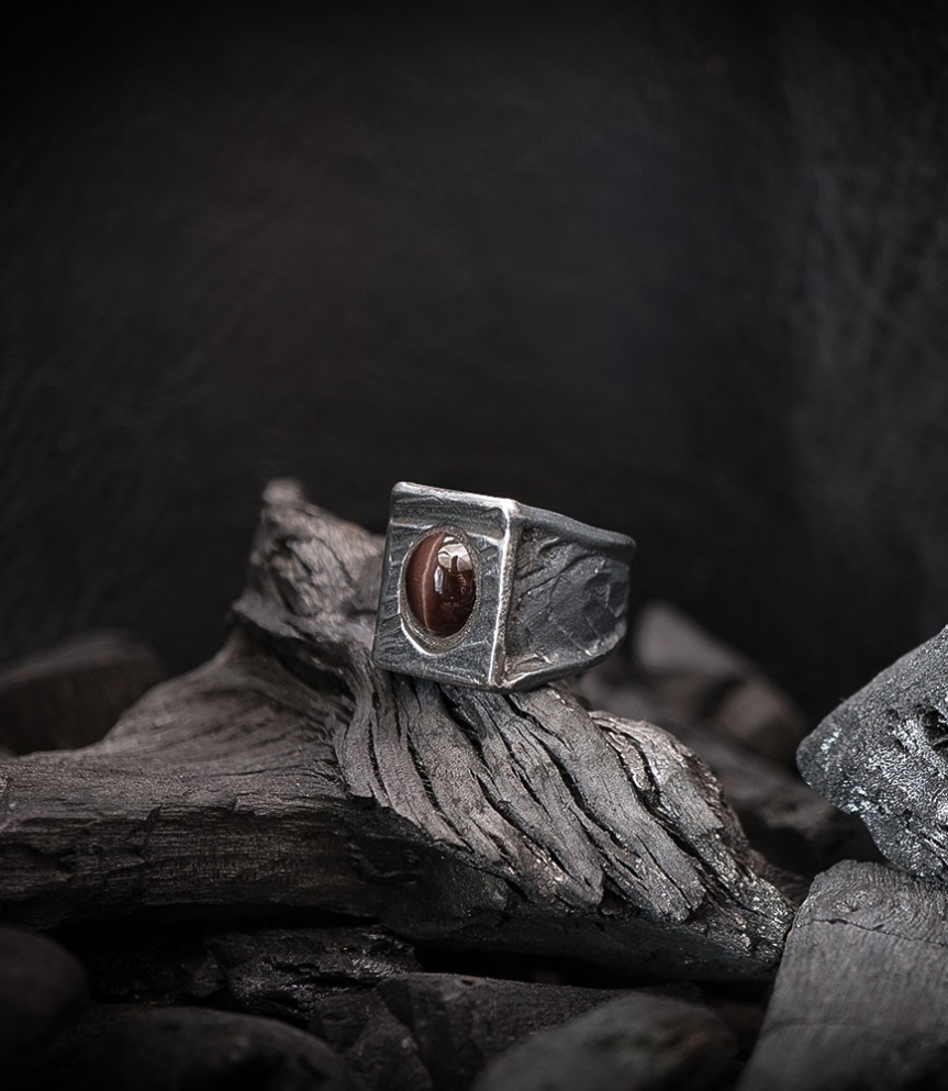 Bague en Argent massif et Oeil de taureau piéce unique créé dans mon atelier.
