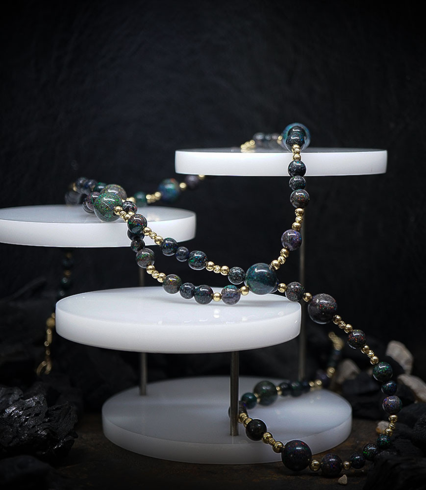 Collier Opale et Or  Matière: Or 750/1000 (9,38 grammes)  Pierre: Opales (134,5 carats) Poids: 36,28 grammes