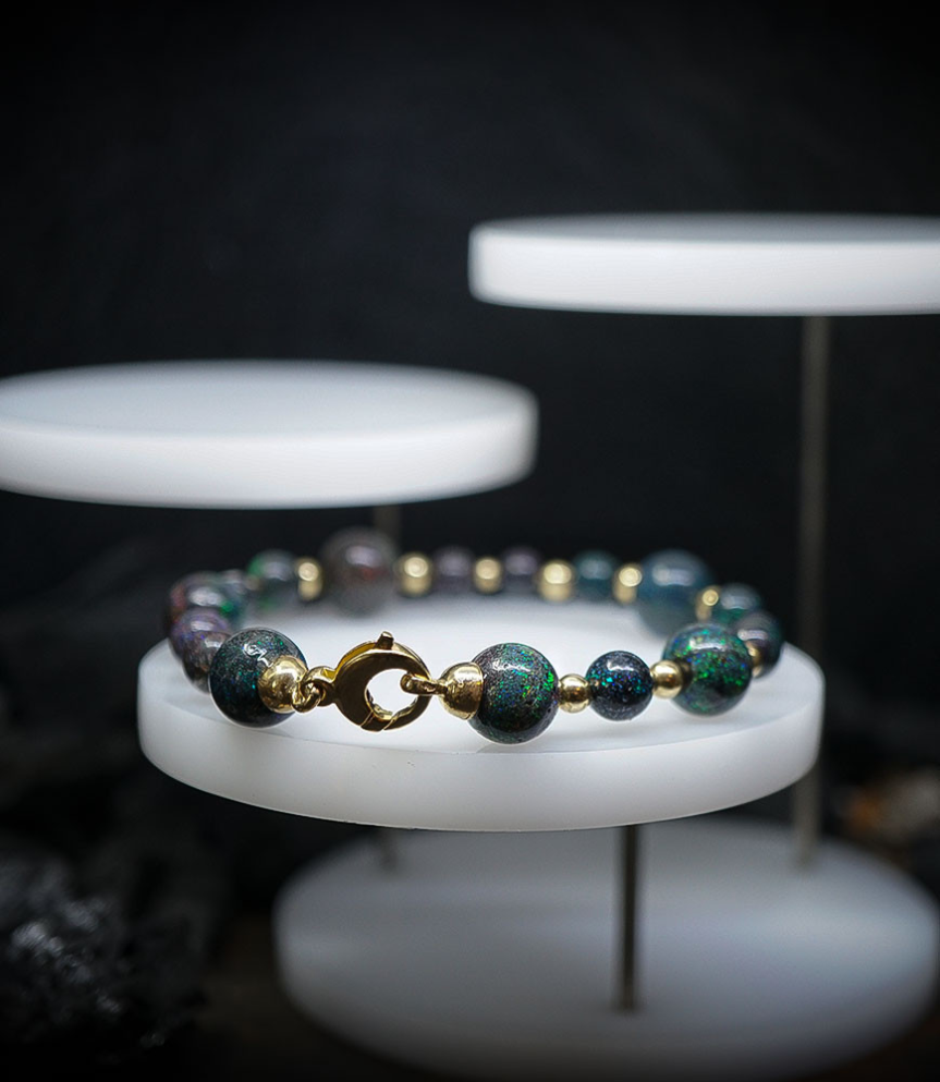 Bracelet Opale et or 18 KT. Matière: Or 750/1000 (3,79 gramme) Pierre: Opales (58,55 carats)  Poids: 15,5 grammes