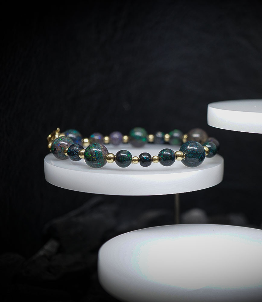 Bracelet Opale et or 18 KT. Matière: Or 750/1000 (3,79 gramme) Pierre: Opales (58,55 carats)  Poids: 15,5 grammes