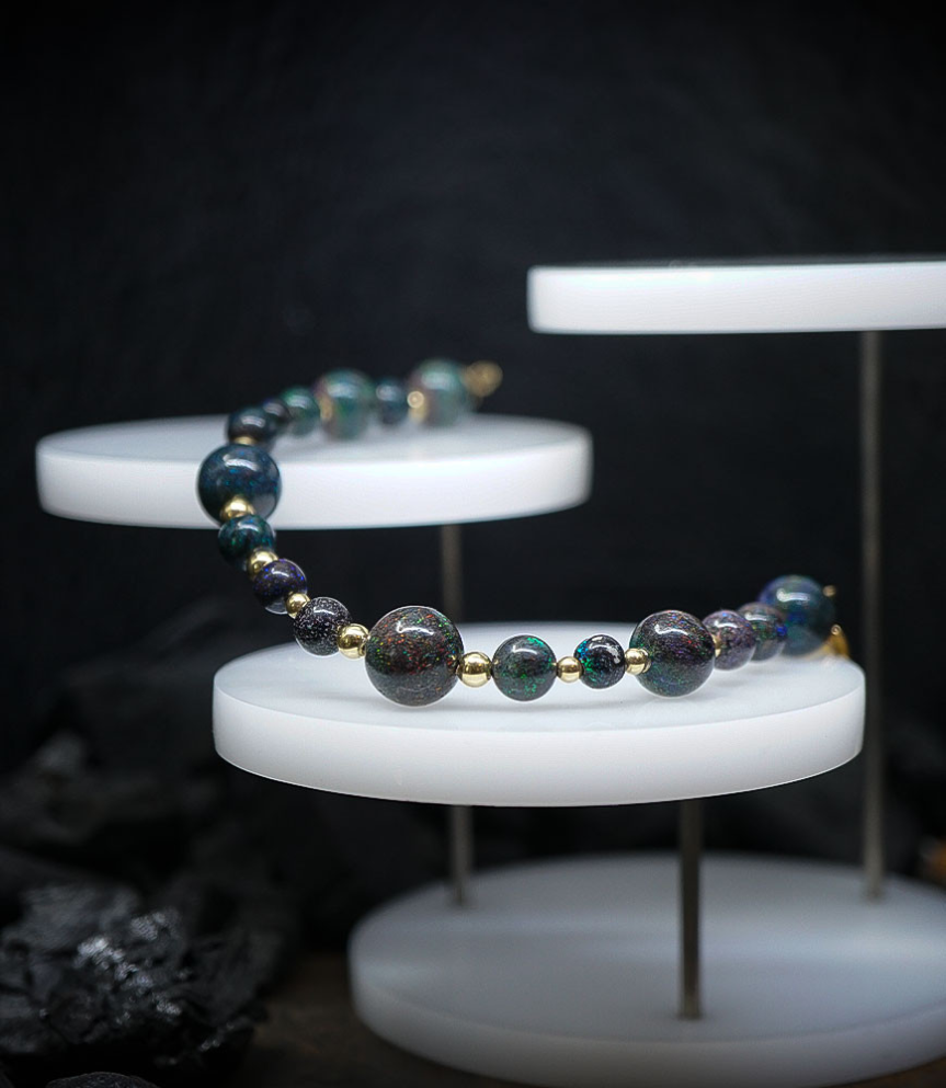 Bracelet Opale et or 18 KT. Matière: Or 750/1000 (3,79 gramme) Pierre: Opales (58,55 carats)  Poids: 15,5 grammes