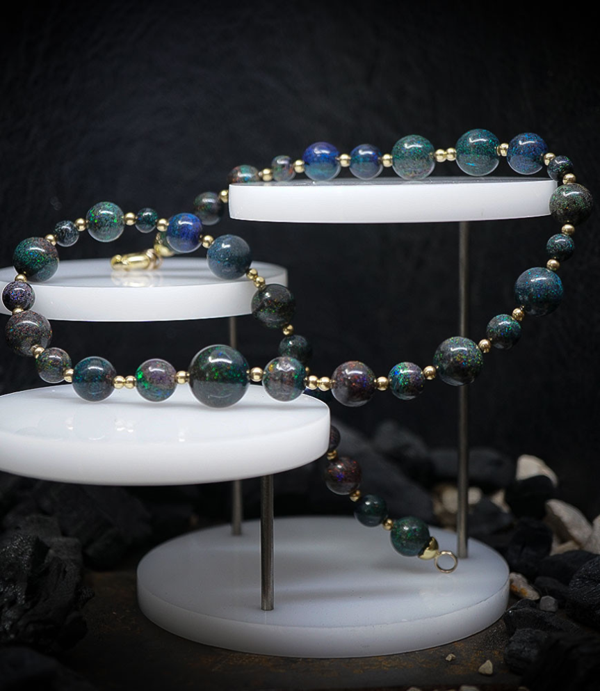 Collier Opale et Or 18KT Matière: Or 750/1000 (10 grammes)  Pierre: Opales (176,05 carats) Poids: 45,21 grammes