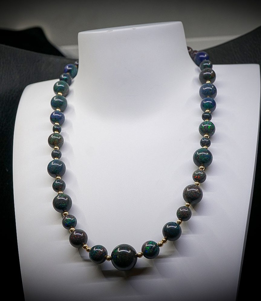 Collier Opale et Or 18KT Matière: Or 750/1000 (10 grammes)  Pierre: Opales (176,05 carats) Poids: 45,21 grammes